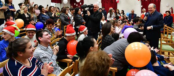 Президент Республики Армения Армен Саркисян посетил детский дом - Sputnik Արմենիա