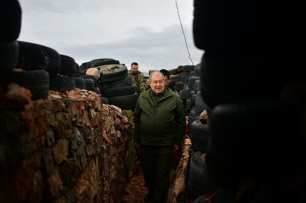 Արմեն Սարգսյանն այցելել է ՀՀ զինված ուժերի մարտական հենակետեր. լուսանկարներ Արմեն Սարգսյանն այցելել է ՀՀ զինված ուժերի մարտական հենակետեր. լուսանկարներ - Sputnik Արմենիա