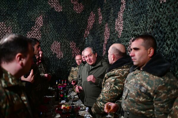 Արմեն Սարգսյանն այցելել է ՀՀ զինված ուժերի մարտական հենակետեր. լուսանկարներ Արմեն Սարգսյանն այցելել է ՀՀ զինված ուժերի մարտական հենակետեր. լուսանկարներ - Sputnik Արմենիա