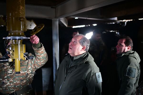 Արմեն Սարգսյանն այցելել է ՀՀ զինված ուժերի մարտական հենակետեր. լուսանկարներ Արմեն Սարգսյանն այցելել է ՀՀ զինված ուժերի մարտական հենակետեր. լուսանկարներ - Sputnik Արմենիա