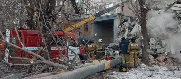 Сотрудники МЧС России на месте обрушения одного из подъездов жилого дома (31 декабря 2018). Магнитогорск Сотрудники МЧС России на месте обрушения одного из подъездов жилого дома (31 декабря 2018). Магнитогорск - Sputnik Армения