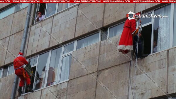 Ձմեռ պապի հագուստով փրկարարները «ներխուժել» են Սուրբ Աստվածամայր բժշկական կենտրոն - Sputnik Արմենիա