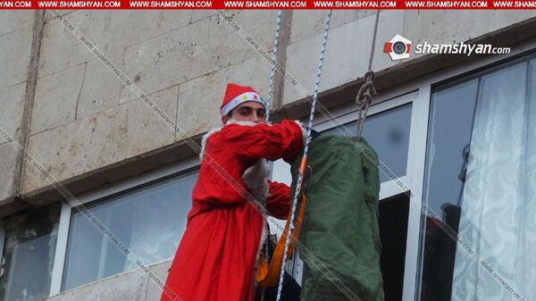 Ձմեռ պապի հագուստով փրկարարները «ներխուժել» են Սուրբ Աստվածամայր բժշկական կենտրոն - Sputnik Արմենիա