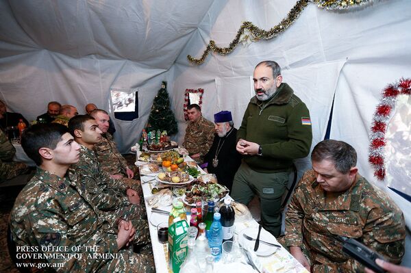 Каждый должен чувствовать такую же ответственность, что и военные - Пашинян Каждый должен чувствовать такую же ответственность, что и военные - Пашинян - Sputnik Армения