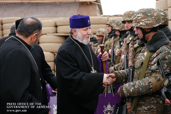 Каждый должен чувствовать такую же ответственность, что и военные - Пашинян Каждый должен чувствовать такую же ответственность, что и военные - Пашинян - Sputnik Армения