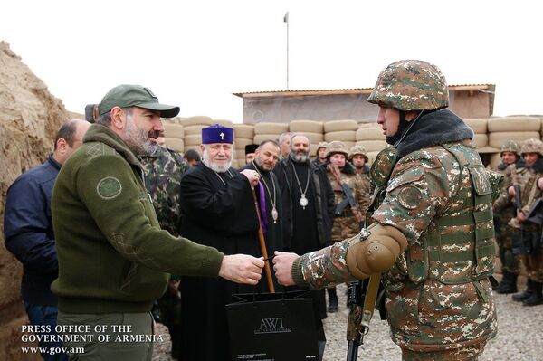 Նույնպիսի մարտական դիրք է վարչապետի աշխատասենյակը. Փաշինյանն այցելել է մարտական դիտակետ Նույնպիսի մարտական դիրք է վարչապետի աշխատասենյակը. Փաշինյանն այցելել է մարտական դիտակետ - Sputnik Արմենիա