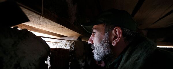 И.о. премьер-министра Никол Пашинян накануне праздников Нового года и Рождества вместе с Католикосом Гарегином Вторым и начальником Генерального штаба Армении Артаком Давтяном посетил участок пограничной охраны и боевые позиции. - Sputnik Армения