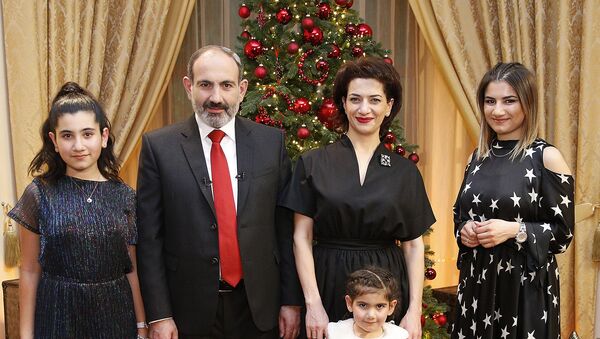 Никол Пашинян в окружении семьи - Sputnik Արմենիա