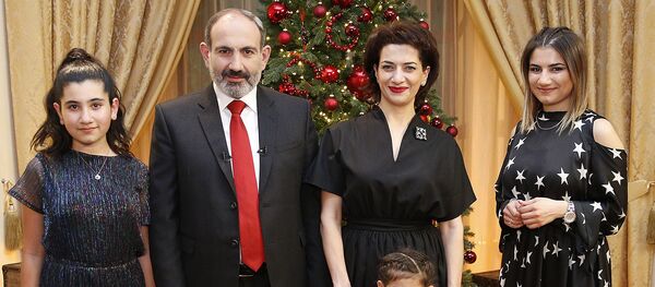 Никол Пашинян в окружении семьи Никол Пашинян в окружении семьи - Sputnik Արմենիա