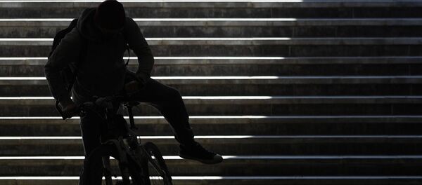 Мужчина в подземном переходе Мужчина в подземном переходе - Sputnik Армения