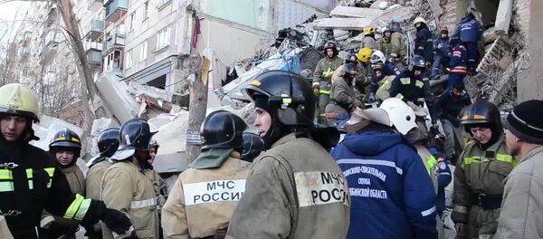 Сотрудники МЧС России на месте обрушения одного из подъездов жилого дома (1 января 2019). Магнитогорск Сотрудники МЧС России на месте обрушения одного из подъездов жилого дома (1 января 2019). Магнитогорск - Sputnik Արմենիա