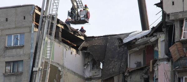 Сотрудники МЧС России на месте обрушения одного из подъездов жилого дома (1 января 2019). Магнитогорск - Sputnik Армения