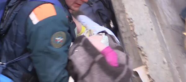 Кадры спасения ребенка из-под завалов жилого дома в Магнитогорске Кадры спасения ребенка из-под завалов жилого дома в Магнитогорске - Sputnik Արմենիա