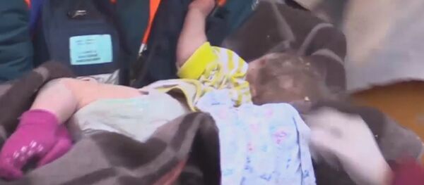 Кадры спасения ребенка из-под завалов в Магнитогорске - Sputnik Армения