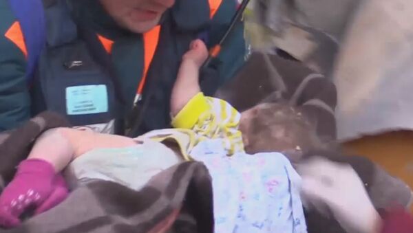 Кадры спасения ребенка из-под завалов в Магнитогорске - Sputnik Армения