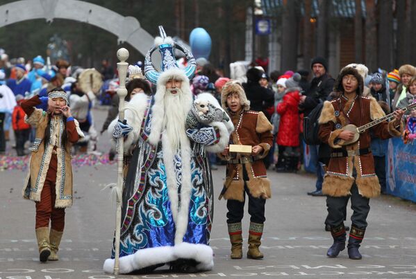 Чисхаан из Якутии принимает участие в праздничном шествии по случаю Дня рождения Деда Мороза в Великом Устюге - Sputnik Армения