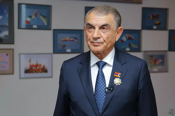 Бако Саакян наградил Ара Баблояна орденом Месроп Маштоц Бако Саакян наградил Ара Баблояна орденом Месроп Маштоц - Sputnik Армения