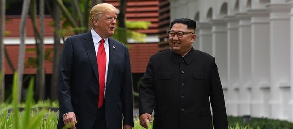 Лидеры США и Северной Кореи Дональд Трамп и Ким Чен Ын во время перерыва в переговорах на их историческом саммите США-Северная Корея (12 июня 2018). Сингапур - Sputnik Армения