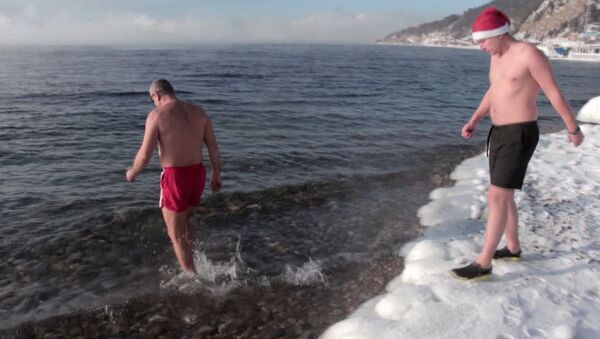 Любители зимнего купания искупались в Байкале и загорали на снегу  - Sputnik Արմենիա