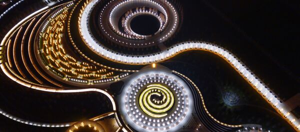 Деревья в парке у стадиона Краснодар, украшенные гирляндами к Новому году - Sputnik Армения