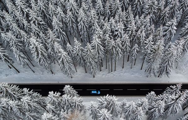 Аэросъемка дороги в зимнем лесу Рудных гор на востоке Германии  - Sputnik Армения