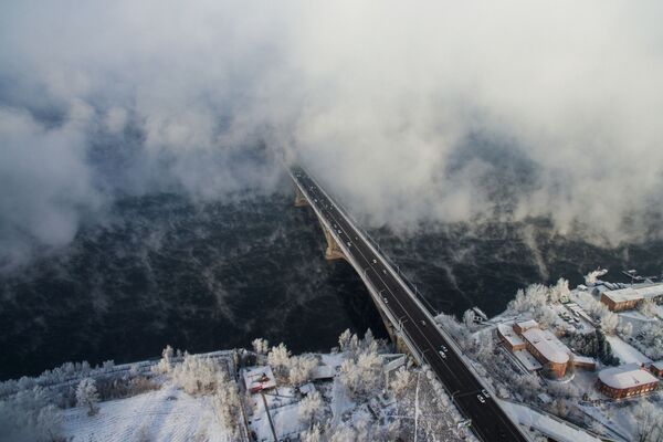 Ենիսեյ գետի վրայով անցնող ավտոմոբիլային կամուրջը, Կրասնոյարսկ։ Նոյեմբերի 18–ի, լույս 19-ի գիշերը Կրասնոյարսկում օդի ջերմաստիճանը հասել է -25°C–ի - Sputnik Արմենիա