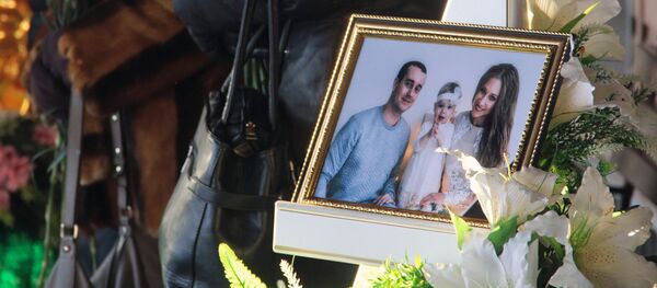 Фотография с изображением Игоря, Миланы и Анастасии Крамаренко, погибших при обрушении жилого дома, перед церемонией прощания (4 января 2019). Магнитогорск Фотография с изображением Игоря, Миланы и Анастасии Крамаренко, погибших при обрушении жилого дома, перед церемонией прощания (4 января 2019). Магнитогорск - Sputnik Армения