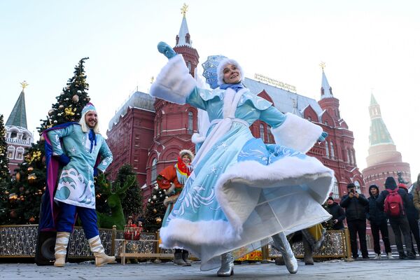 Артисты выступают на фестивале Путешествие в Рождество на Манежной площади в Москве - Sputnik Армения