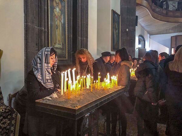 Հավատով ու գիտակցումով. գյումրեցիները նշեցին Աստվածահայտնության տոնը Հավատով ու գիտակցումով. գյումրեցիները նշեցին Աստվածահայտնության տոնը - Sputnik Արմենիա