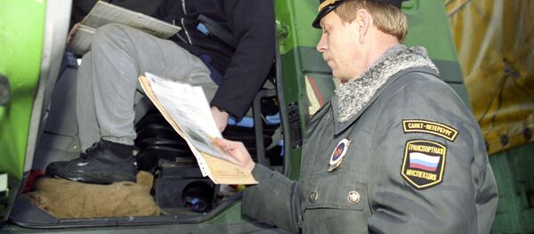 Таможенник проверяет документы у водителя грузового транспорта. На модернизированном автопереходе Торфяновка российско-финляндской границы. Таможенник проверяет документы у водителя грузового транспорта. На модернизированном автопереходе Торфяновка российско-финляндской границы. - Sputnik Армения