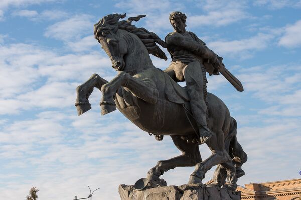 Памятник Давиду Сасунскому Памятник Давиду Сасунскому - Sputnik Армения