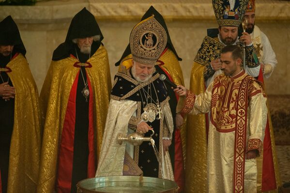 Рождественская служба в церкви Сурб Григор Лусаворич (6 января 2019). Еревaн - Sputnik Армения