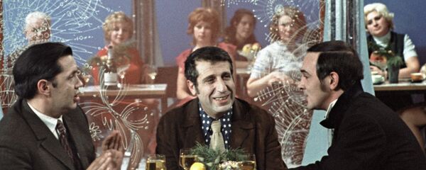 Поэт Роберт Рождественский (слева), композитор Арно Бабаджанян (в центре) и певец Муслим Магомаев (справа) - Sputnik Արմենիա