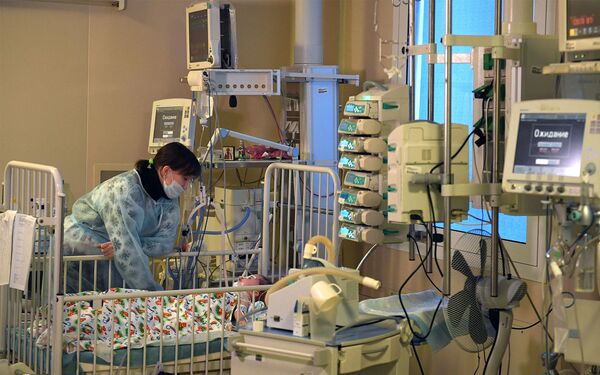 Спасенный в Магнитогорске младенец уже общается с мамой - глава Минздрава России Спасенный в Магнитогорске младенец уже общается с мамой - глава Минздрава России - Sputnik Армения