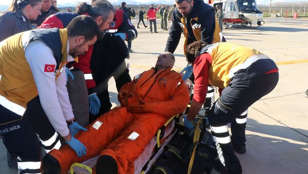 Медики оказывают помощь моряку, оставшемуся в живых по прибытии в местный аэропорт (7 января 2019). Самсун, Турция  - Sputnik Армения