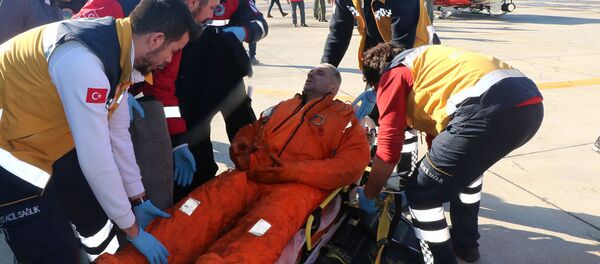 Медики оказывают помощь моряку, оставшемуся в живых по прибытии в местный аэропорт (7 января 2019). Самсун, Турция  - Sputnik Արմենիա