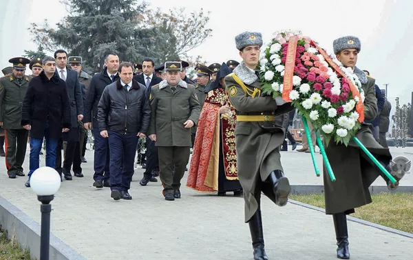 И.о. министра обороны Давид Тоноян посетил военный пантеон Ераблур (7 января 2019). Еревaн И.о. министра обороны Давид Тоноян посетил военный пантеон Ераблур (7 января 2019). Еревaн - Sputnik Армения