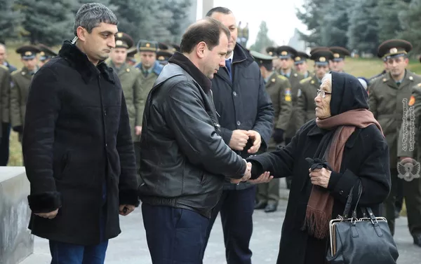 И.о. министра обороны Давид Тоноян посетил военный пантеон Ераблур (7 января 2019). Еревaн И.о. министра обороны Давид Тоноян посетил военный пантеон Ераблур (7 января 2019). Еревaн - Sputnik Армения