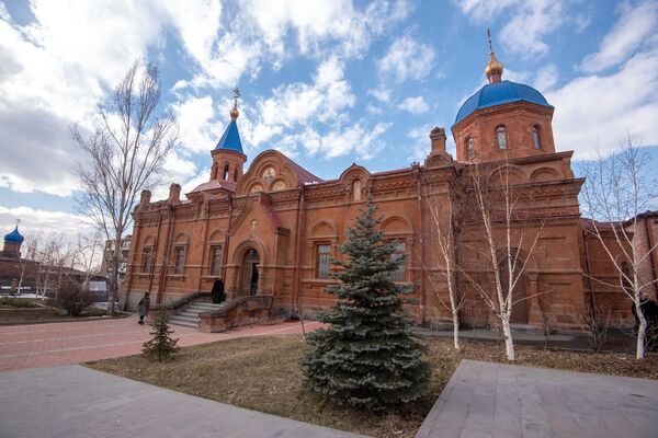 Սուրբծննդյան ուրախությունն ու եղբայրների համար տխրությունը. ուղղափառները նշում են տոնը Սուրբծննդյան ուրախությունն ու եղբայրների համար տխրությունը. ուղղափառները նշում են տոնը - Sputnik Արմենիա