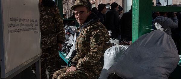 Новобранцы в республиканском сборном пункте в первый день зимнего призыва (8 января 2019). Еревaн - Sputnik Армения