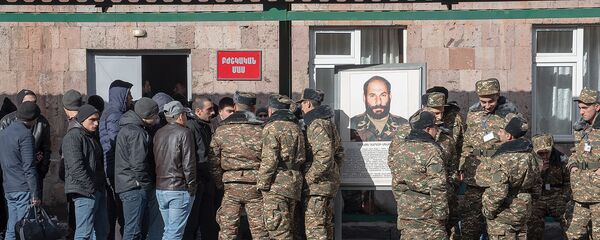 Новобранцы в республиканском сборном пункте в первый день зимнего призыва (8 января 2019). Еревaн - Sputnik Армения