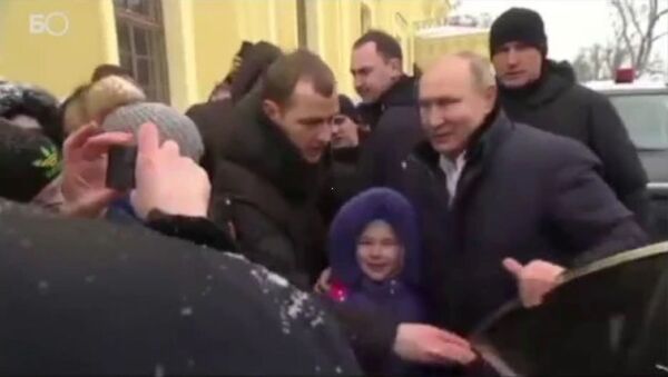 Путин вышел из машины к девочке, не успевшей сделать с ним фото - Sputnik Արմենիա