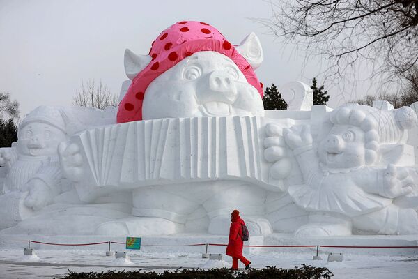 Այցելուն խոզի ձյունե քանդակի մոտ Խարբին քաղաքի այգում։ Չինաստան - Sputnik Արմենիա