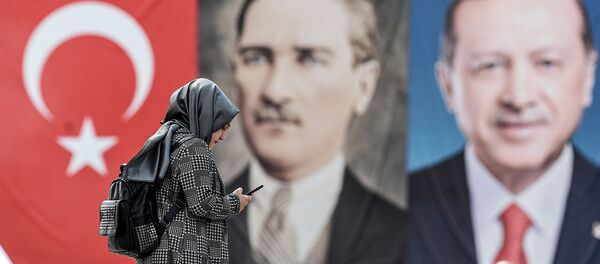 Женщина перед портретами президента Турции Реджепа Тайипа Эрдогана и основателя современной Турции Мустафы Ататюрка (11 мая 2018). Стамбул - Sputnik Армения