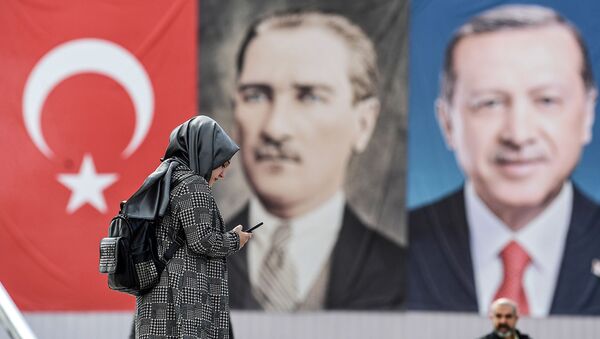 Женщина перед портретами президента Турции Реджепа Тайипа Эрдогана и основателя современной Турции Мустафы Ататюрка (11 мая 2018). Стамбул - Sputnik Армения