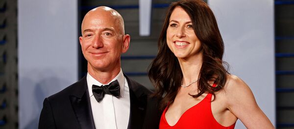 Генеральный директор Amazon Джефф Безос с супругой Маккензи Генеральный директор Amazon Джефф Безос с супругой Маккензи - Sputnik Արմենիա