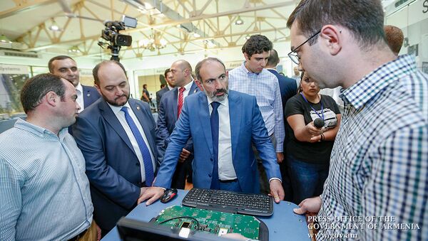 Премьер-министр Никол Пашинян посетил “Инженерный город” (22 августа 2018). Еревaн - Sputnik Армения