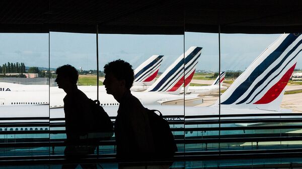 Пассажиры в аэропорту Шарля де Голя, Париж - Sputnik Արմենիա