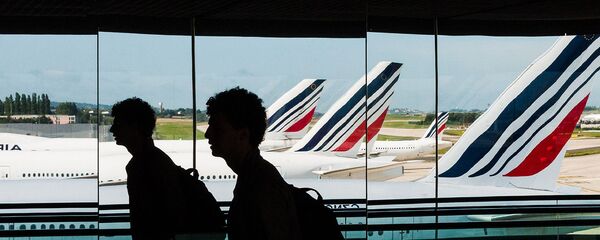 Пассажиры в аэропорту Шарля де Голя, Париж Пассажиры в аэропорту Шарля де Голя, Париж - Sputnik Արմենիա