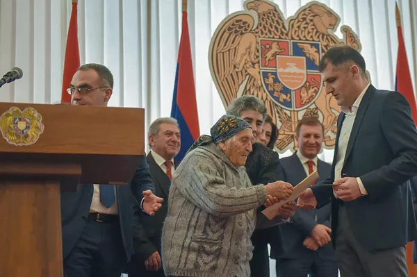 103-летняя Бавакан Пилоян из общины Сараарт (Лорийская область) на церемонии вручения мандатов депутатам Национального Собрания Армении 7-го созыва (10 января 2019). Еревaн